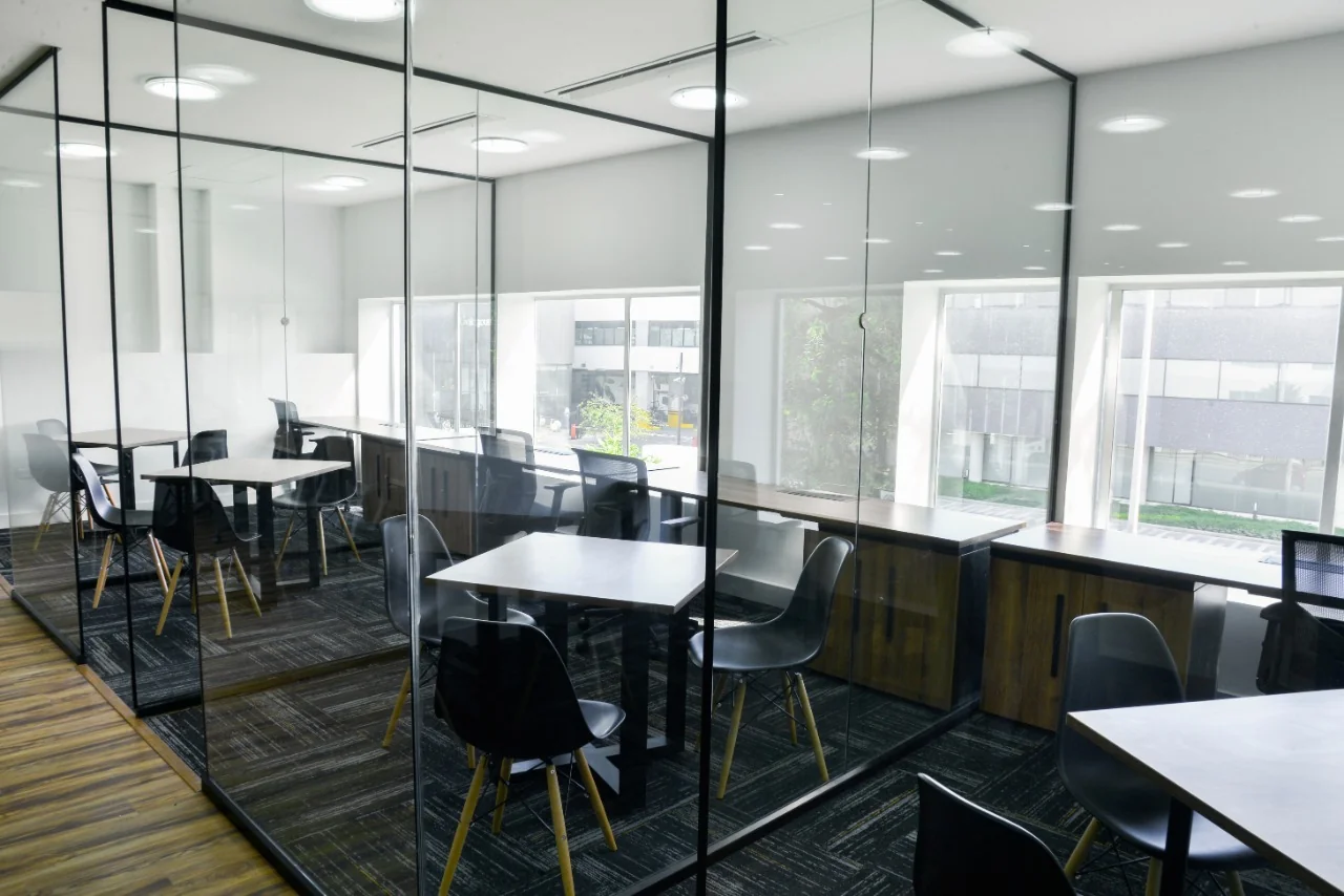 Oficinas con divisiones de vidrio y salas privadas por Parámetro en Cali